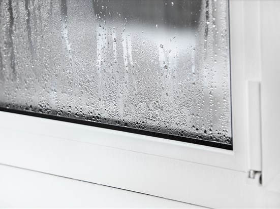 Comment remédier à la condensation présente sur les fenêtres de votre maison?